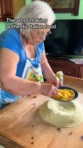 I love watching my grandma cook #italy #nonnaenipote #food #italianfood 