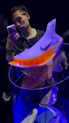 Nel contesto di Nike: On Air a Parigi, il brand americano non ha solo svelato nuovi prodotti in vista delle Olimpiadi 2024, ma anche una serie di concept futuristici che uniscono ricerca e innovazione. Il progetto si chiama A.I.R, Athlete Imagined Revolution, e consiste in 13 creazioni uniche studiate specificatamente per altrettanti atleti e i rispettivi sport, figure di assoluto livello mondiale come #mbappe, #wembanyama, #richardson e #kipchoge. Questi progetti nascono da una commistione tra i feedback diretti degli atleti, i dati rilevati dai loro movimenti, il lavoro dei designer di #Nike e il supporto dell’AI per un mix di performance e look mai visti prima. Vi piacerebbe se fossero realmente acquistabili? #outpump #perte #sneakers #concept 