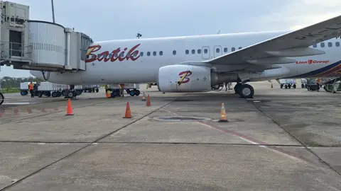 detik-detik penumpang memasuki pesawat batik air di bandara hauloleo kendari sulawesi tenggara#namun ini bukan tentang pesawat#fyp viral#pesawat batik air#lion grup
