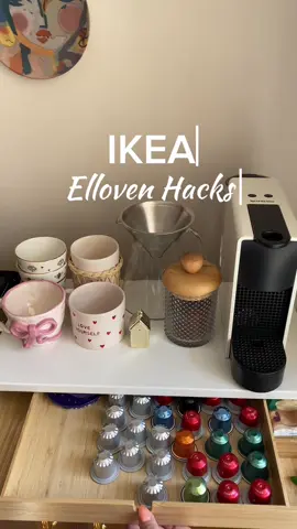 Küçük bir Ikea hack ile geldim 🧚🏼🤎 Uzun zamandır sevdiğim kupalar ve kahveler bir arada olsun istiyordum, aradığım gibi bir şey bulamayınca Ikea’nın Elloven isimli monitör yükselticisini bu şekilde kullandım 🌱 #ikea #ikeahack #ikeafinds #homedecor #DIY #ikeahacks #keşfetteyizzz #kesfet #fy 