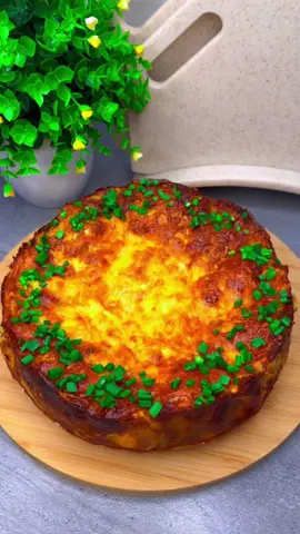 Пиріг без замішування тіста🥧🤫 ▫️Інгредієнти: ✔️ лаваш - 2 шт. ✔️ фарш - 750 гр ✔️ цибуля - 3 шт. ✔️ сухий часник - 1 ч.л.  ✔️ копчена паприка - 1 ч.л. ✔️ сіль - 1 ч.л. ✔️ прованські або італійські трави - 1 ч.л. ✔️ чорний перець - 1/2 чи 1/3 ч.л. ▫️Для заливки: ✔️ сир (моцарела краще) - 200 гр ✔️ сметана - 200 гр ✔️ яйця - 3 шт. ✔️ сіль - 1 ч.л. (без гірки) ✔️ італійські трави - 1 ч.л. ✅ Приготування: 1️⃣ До фаршу додати дрібно нарізану цибулю, сіль та спеції і все перемішати.  2️⃣ Взяти один лаваш і викласти тонким шаром фарш, далі накрити зверху іншим лавашем. Щільно завернути в рулет. Лаваш нарізати порційно, однаковими за товщиною шматочками  і викласти в форму вистелену пергаментом.  3️⃣ Для заливки до сметани додати яйця, спеції та натертий сир і перемішати. Заливку столовою ложкою викладаємо на заготовки.  4️⃣ Випікати при температурі 180 градусів 45-50 хв. За 10 хвилин до готовності викласти шар натертого сиру і відправити назад в духовку.  #рецепт #лаваш #пиріг #пирог #мясо #фарш #моцарелла #cheese #mozzarella #pie #cake #tiktok #fyp #like #україна #українськийтікток #укртікток #тіктокукраїна #топ #рек #reccomendation #простийрецепт #тісто #швидкийрецепт 