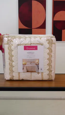 Pronto para se apaixonar? A nossa Coleção Imperiale, conta com um jogo de cobre leito delicado, com laise e muito conforto! O kit une elementos clássicos ao conforto do tecido de algodão em percal 180 fios, criando uma identidade única para o quarto. 👉 Tamanhos disponíveis: Queen (R$ 658,35), King (R$ 742,41) e S.King (R$ 801,61)