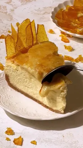 CRÈME BRÛLÉE CHEESECAKE ✨ Creamy vanilla bean white chocolate cheesecake over a Nilla Wafer crust topped with rich and creamy vanilla pastry cream with caramelized brûléed sugar 🤍 #cremebrulee #cheesecake