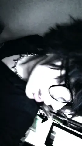 I HAVE REEL SNAKE BITES PIERCING 🙀 . . . . . . . .#emosongs #rebzyyx #alternative #emoboy #emo #scene #ftm #vampire #2000s #boy #piercing #snakebites 