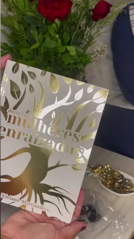 Começando hoje o devocional Mulheres enraizadas ;da @vivianemartinelloo 🪴🍃✨ . Esse devocional de 8 semanas acompanha um cartão semente pra você plantar na sua casa e acompanhar o processo de germinar da semente.  Alguém aqui já leu, minhas expectativas pra esse livro estão lá em cima. 🚀❤️‍🔥 . . . . #mulheresenraizadas #mulheresimprovaveis #mulheresdeDeus #devocional #devocionalparamulheres #viral #leitura #livrosparamulherescristãs