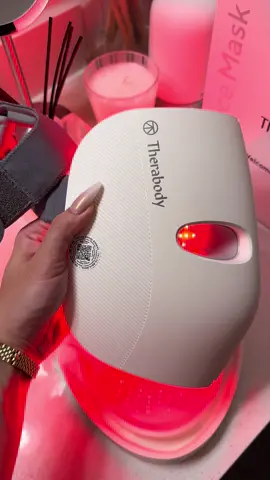 turning my skincare up a notch. 🧖🏼‍♀️🫧 unbox the therabody theraface led face mask w/ me.. 🤍
