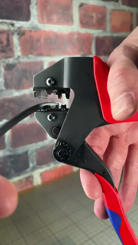 Meet the versatile dream team from KNIPEX: the 97 43 200 Crimp System Pliers. Equipped with the KNIPEX 97 49 66 4 insert here, it's perfect for standard 4 mm² MC4 cables. With sharp cable shears, a stripping device for tough solar insulation, and a meticulously designed crimping die for MC4 connectors, it's an all-rounder that could save your day. #knipex #solaranlage #energytransition #solarfarm #solarpv #electricians