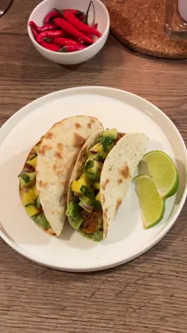 Shrimp and mango tacos 🤤🥭 #tacos #shrimptacos #EasyRecipe #DinnerIdeas #shrimp 