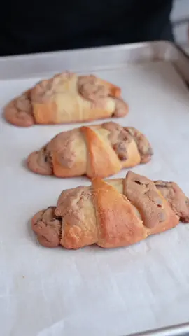 COOKIE DOUGH CROISSANTS 😍 About time I tried these! #food #dessert #chocolate 