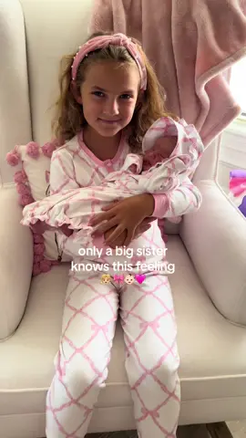 Their sister bond! 🎀 #siblinghoodlove #siblinglove #sistersister