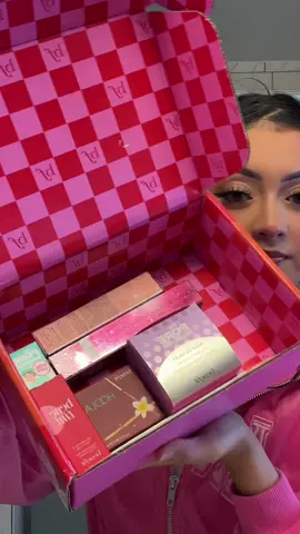 box full of goodies 😮‍💨💖 @Benefit Cosmetics #fyp #foryou #benefit #benebabe #benefitclubpink #haul #unboxing #benifitcosmetics #benebrows