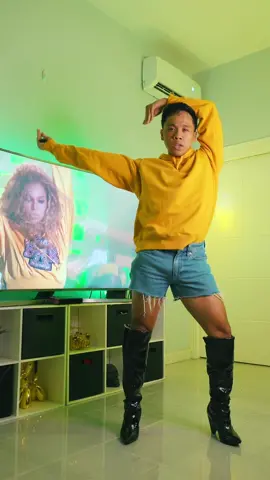 Happy Coachella weekend! 👑🐝 This will forever be one of my favorite performances!!! @Beyoncé #beyonce #beychella #everybodymad #coachella