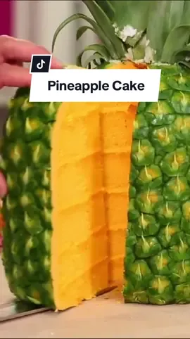 Here's the thing about realistic looking cakes... 👇🏽 It's ALL about the little details....and not just on the outside of your cakes either! Adding fine details to the INSIDES of your novelty cakes, is one of the most effective ways to elevate them.  For example, with Yolanda's pineapple cake here, she out circles in the cake layers and filled them with smaller cake circles to create a more center 