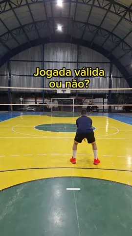 13.2.4 Não é permitido a nenhum jogador completar um golpe de ataque ao saque adversário, quando a bola estiver na zona de frente e completamente acima do bordo superior da rede.  Claro que é uma situação muito específica, ninguém vai ficar atacando um saque, até por que as equipes mais avançadas sacam por cima e ficaria inviável atacar este tipo de saque, é mais uma curiosidade mesmo. E aí, você sabia dessa regra? #volei #dicas #regras 
