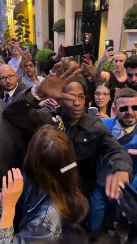#travisscott avec les fans a #paris 