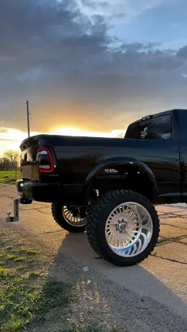 sleek🫦 #4thgencummins #trucktok #truckgirl #megacab #trucksoftiktok #fypp 