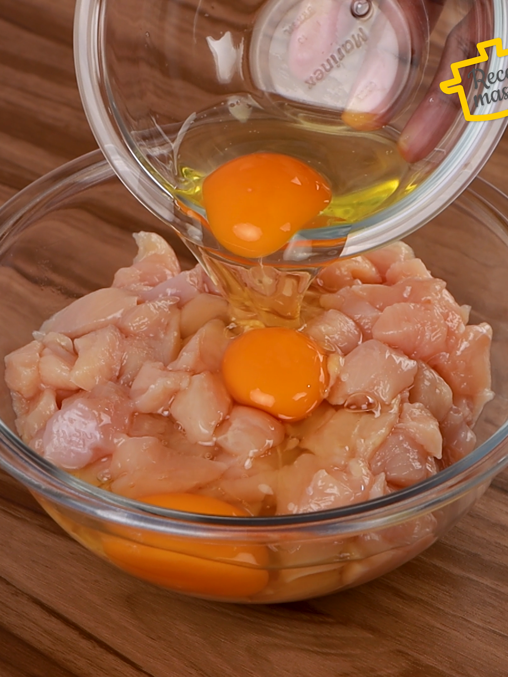 Você sabia que adicionar 3 ovos no peito de frango picado você pode fazer essa delicia? #foryou #frango #receitasalgada