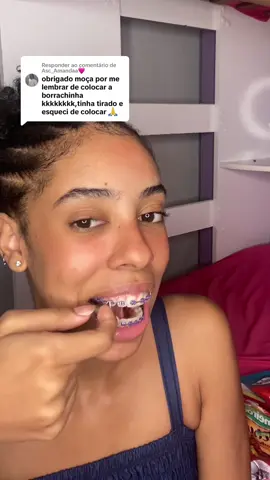 Respondendo a @Asc_Amandaa🩷 a vida da pessoa que usa aparelho: esse negocio que eu tava botando no pão é patê de atum kkkkkkk mas é de gente não de cachorro. E eu não espirrei na comida, a comida estava em cima da cama🙃 #aparelhoortodontico #aparelho #sorriso #comendo #comid #comendolanche #dentes #cristao 