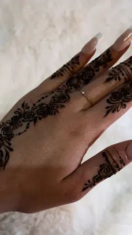 Since u girls loved my first tutorial💗  #hennaart #hennaartist #hennaeid #hennadesign #eid #khaleejihenna #khaleeji #mthenna #montrealhenna #mtl #fyp #eleganthenna 