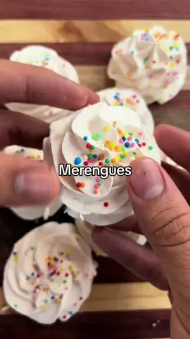 Te enseño hacer MERENGUES💙🙌🏻 si que si🫶🏻 una delicia😍 #recetas #recetasfaciles #merengues #merengue #pasteleria #pasteleriaartesanal 