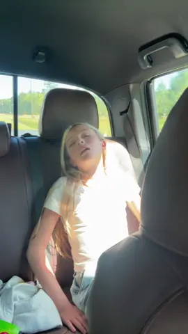 She looked like she was about to cuss me out😆😭🤣#daughter #MomsofTikTok #pranks #funny #funnyvideos #fyp 