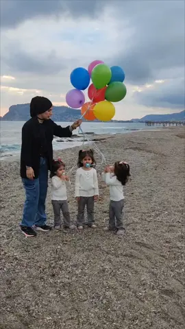 Emziklere veda 👋🏻 Bir kaç gün zorlanacagiz ona eminim... Emzigi çok seviyorlar  saklamak istemedim, kayboldu da demek istemedim, veya sevmedigi birseyi de üstüne sürüp sogutmak istemedim.... Kendi istekleriyle uçurdular belki bu veda akillarinda kalir ve gittigini görürler ve istemezler diye yaptim... Her anne kendi çocuguna dogru olani yapar! . . . . . #emzigeveda  #emzik  #balon  #abschiedvomschnuller  #schnuller  #veda  #kizlarimbüyüyor  #kizim  #büyüyoruz  #myangel  #dummy  #OOTD  #kidsootd  #kidssoutfit  #twins  #twinshappy  #twinsmom  #twinsdad  #ikizler  #ikizlerimbüyüyor  #ikizucuzdorduzanneleri  #üçkizannesi  #üçkizkardes  #caniminüçü  #birtekbirçift  #defne  #alin  #aden  #güzelailem 
