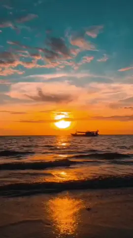 sunset mbak bule sunset 😴 bukan santet😮‍💨 eettt dah #sunset #bule #ngakakkocak #komedi #fyp #viraltiktok #komeditiktok #trending #viral #fyp #pantai 