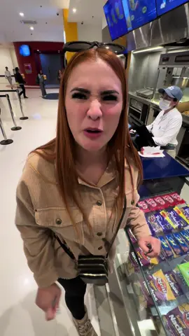 Cuando vas al cine con tu novia 