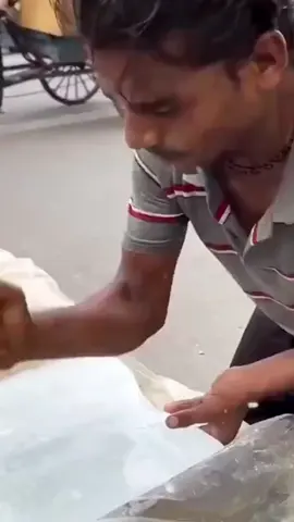 El Roller Kulfi es un cilindro giratorio frío con el que se hacen helados en la India. #curiosidades💡 #callejeros #mundo #india #cultura 