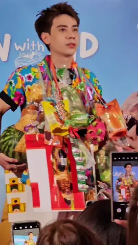 Nhìn Hùng nhận quà áp lực quá, dưa hấu, thanh long, chuối, bánh kẹo, hoa tiền, cây hít mũi....#QuangHungMasterD #songkran2024 #fanmeeting 