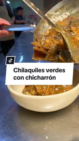 Los chilaquiles verdes con chicharrón de La Ramos son uno de los platillos para desayunar en Casa Benell. 🫶🏽😋 . #tiktokfood #chilaquilesverdes #dondecomercdmx #dondecomerchilaquiles 
