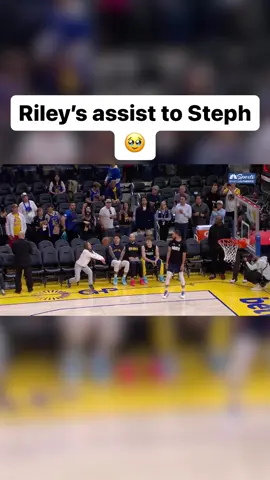 Steph and his daughter Riley shared an adorable moment before tonight’s game 💙💛 #stephcurry #warriors #NBA #fyp 