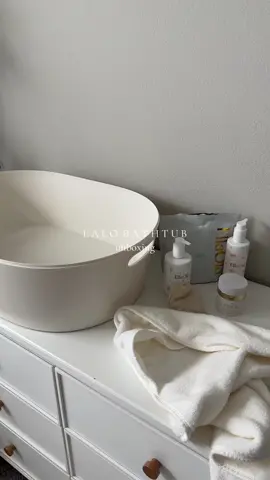 She is so Aesthetic 🫧✨  #foryou #parati #sahm #momtok #mamasdeltiktok #thatgirl #itgirl #mm #pmp #aesthetic #momcontent #momcontentcreator #toddlermom #babytok #bathtub #babybath #babylove #girlmoms #latenightthoughts #mamasdeltiktok #momlife #momcontent #ellaola #bubbles 