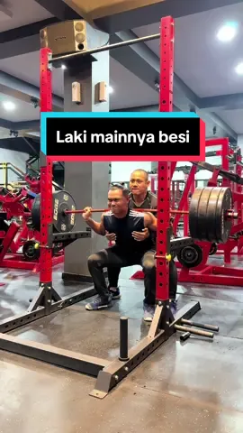 Laki mainnya besi bukan mainin hati wanita☺️ Yuk olahraga fitness biar badanmu ideal&lebih sehat lagi. #personaltrainer #coach #fitnessmotivation #legday #Fitness #priaidaman #priasejati #hidupsehat #viral #surabaya #trending #fyp 