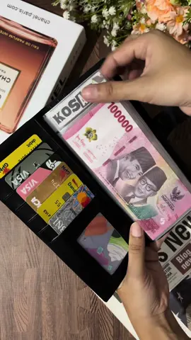 Aku biasa bya cashless garis keras!!! Tapi ga ke kontrol pengeluaran nya :( terus nyoba pake dompet ini lumayan ngebantu banget !! Yukk yg lagi belajar ngatur keuangan boleg nihh dompetnya 