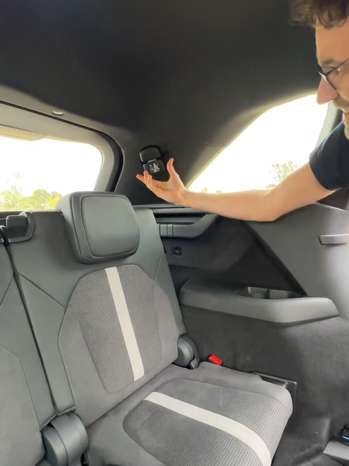 💡Rear seating and interior space of the all-new Skoda Kodiaq: It is available as 7-seater (shown here) or 5-seater. The Kodiaq has massively reduced the wind resistance (cd value from 0.33 to 0.28) and will thus be more efficient. It still keeps up its rugged look on the exterior, the length is now 6 cm or 2“ longer. In the interior, the all-new cockpit shows multi-purpose haptic controls and optional a large 13“ infotainment (10“ base). The offering of space has been improved further. #skoda  #skodakodiaq  #kodiaq  #suv #newcars #cars #carsofinstagram #skodakodiaqsportline #kodiaqsportline