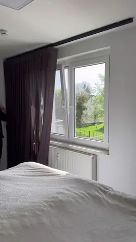 Lamellengardinen - flexibler Sonnenschutz für große Fensterfronten ▫️Ein Lamellengardine besteht aus Stofflamellen, die vertikal vor einer Fensterfront montiert werden.  ▫️Die einzelnen Lamellen lassen sich nahezu um 180 Grad wenden und zur Seite schieben.  ▫️Durch die individuelle Einstellmöglichkeit bietet ein Lamellenvorhang einen sehr effizienten Sicht- und Sonnenschutz.  ▫️Die Eigenschaften der Stofflamellen sind dabei sehr unterschiedlich.  ▫️Von lichtdurchlässigen Stoffen oder transparenten Dekostoffen bis hin zu Verdunkelungslamellen lassen sich viele verschiedene Anforderungen umsetzen. ▫️Lichtdurchlässige Stoffe unterscheidet man in transparente- und halb-transparente Stoffe. ▫️Letztere sorgen dafür, dass noch Licht durchscheint, im Raum aber ein Sichtschutz gewährleistet ist. Wir bieten Ihnen Dienstleistungen mit 12 verschiedenen und neuen Arten von Vorhängen an. #deutschland #vorhang #gardinen #dikeyperde #dikeyperde✂️📍🧵 #lamellenvorhang #lamellengardine #schlafzimmer 