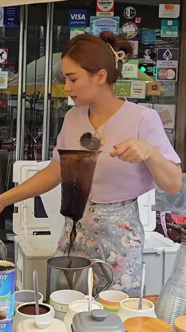 The Most Popular Street Coffee Lady in Bangkok - Ploysai Coffee - Thai Street Food 🔴 Price : THB 35 / USD 1 🔴 Location :  google map : https://goo.gl/maps/EqnNryZ5AHGXCL6y7