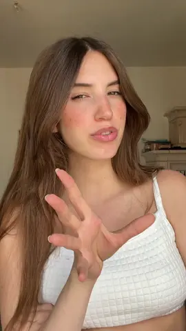 Und ja hab einen Granatapfel fleck auf meinem oberteil😭