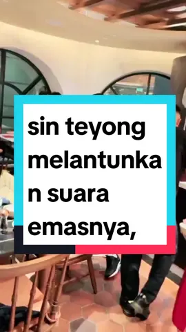 sin teyong melantunkan suara emasnya untuk menghibur pemain jelang mact#merahputih #sepakbolaindonesia#timnasindonesia 