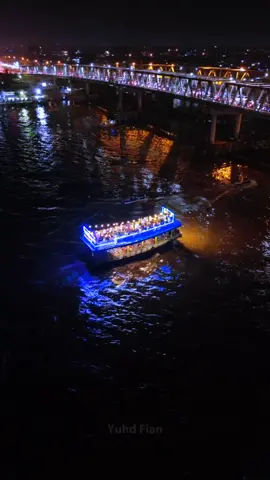 Sungai Kapuas Pontianak di malam hari begitu indah. . . #pontianak #kalbar #fypdongggggggg #kalimantanpride #borneotiktok #fyppppppppppppppppppppppp #pontianaktiktok #borne #fyp #fypシ゚viral #pontianakkalimantanbarat #sungaikapuas #sungaikapuaspunyecerite #jembatankapuas #duplikasijembatankapuas1 