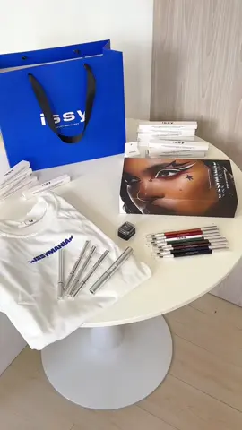 unboxing issy mania collection ⚡️ #BeautyTok #issy #makeup #unboxing #TikTokShop 