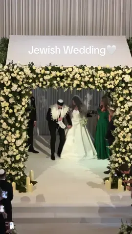 Who doesn’t love a Jewish wedding🤍   #wedding #jewishwedding #jewish#jewishtiktok #weddingday #weddingtok #chuppah #bride #bridesmaids #weddingdress 
