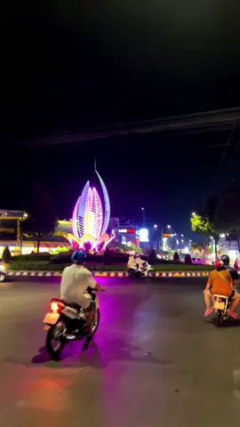 Giữa thành phố chật hẹp lối đi nhiều: ”điều gì làm bạn muốn gắn bó với nơi này?” #bentrexinhchao🌴✌️ #bentre #71bentre #bentrevedem #quehuongmientay #tamtrang #motminh #codon #hongxuyenbentre 