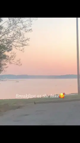 Breakfast date with the Hubby#breakfast#dateideas #lake#lakeside #hubbywifey #earlymorning #weekendlove #blacklove 