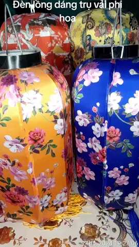 Đèn lồng dáng trụ vải phi hoa, được làm bằng khung sắt bọc vải, hàng làm thủ công. Dùng để trang trí trong gia đình, nhà hàng, khách sạn, và quán cà phê v...#FoodFestonTikTok #LearnOnTikTok #SportsOnTikTok #WhatToPlay 