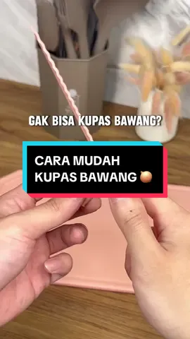 Masih bingung cara kupas bawang merah dan putih? Coba nonton video ini sampai habis atau baca caption ya! 💗  Untuk bawang putih lebih gampang kalau di geprek dulu baru dikupas kulitnya, untuk bawang merah cukup potong bagian atasnya lalu kupas kulitnya dengan jari. Nah gampang banget kan? Yuk follow kita kalau kamu belajar masak bareng Steincookware. Jangan lupa potong bawang pakai Neo Blade dari Steincookware yang bisa dibeli di Tiktok Shop Steincookware  🥰  #alatmasak #panci #pancistein #pisaustein #banggapakaistein #steincookware #stein