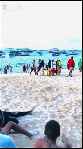 #chilling at d beach😎😎😎@__Danny Tricks🇳🇬 o@popglory12