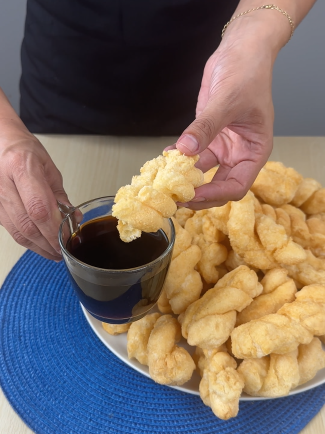Minha mãe fazia esse biscoito para o café da manhã! rende muito e é delicioso!