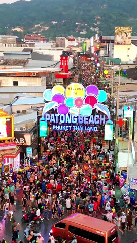 The most festive place in Thailand for Songkran 💦🔫 📍Patong Beach - Phuket , Thailand 🇹🇭 #thailand #songkran #patongbeach #banglaroadpatong #walkingstreet #phuket 